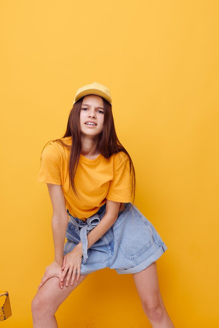 retrato-mujer-joven-sentada-contra-fondo-amarillo_1048944-18038432